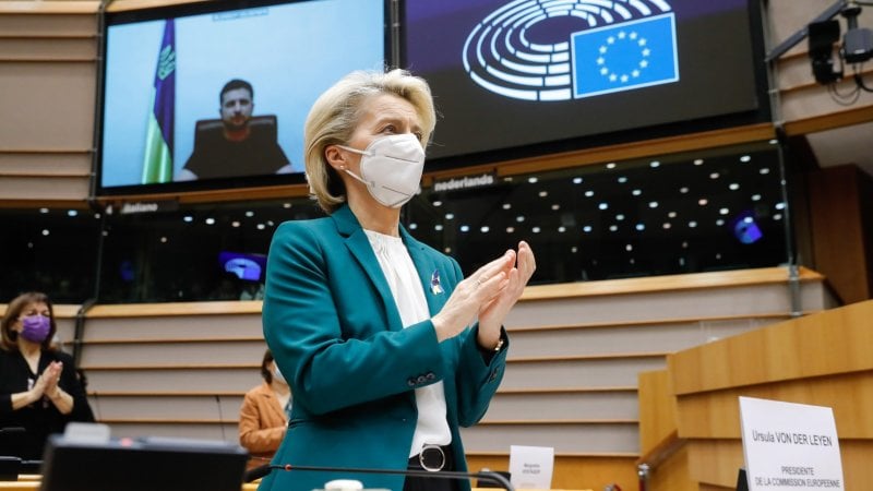 Il Presidente della Commissione Europea Ursula von der Leyen applaude dopo un discorso del Presidente ucraino Volodymyr Zelenskyy, tramite collegamento video, durante una sessione straordinaria sull'Ucraina al Parlamento Europeo a Bruxelles il 1 marzo 2022.