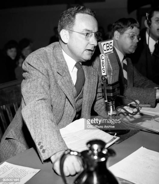 Raffigurazione di Elmo Roper, analista politico della CBS NEW YORK - CBS segue i risultati dell'elezione presidenziale statunitense del 1944. Il 7 November 1944, ai microfoni della CBS c'è un'analista politico, Elmo Roper.